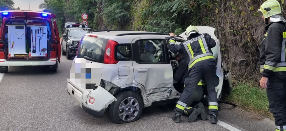 Tenta il sorpasso ma perde il controllo della Panda e si schianta contro le rocce: momenti di paura per una donna
